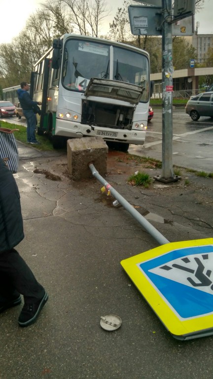 Череповецкий водитель снес дорожный знак, но не стал сбивать пешеходов - нарушителей (ФОТО) 