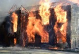 В Вологде злоумышленники подожгли расселенный дом
