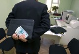Две фирмы Череповца подкупили сотрудника госучреждения 