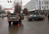 В центре Вологды внедорожник протаранил «Mercedes»