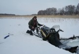 Вологодские рыбаки ушли под лед вместе со снегоходом