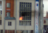 Жители Томска поймали ребенка, выпрыгнувшего с горящего балкона (ВИДЕО)