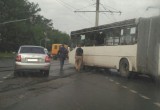 В Череповце легковушка столкнулась с автобусом на трамвайных путях