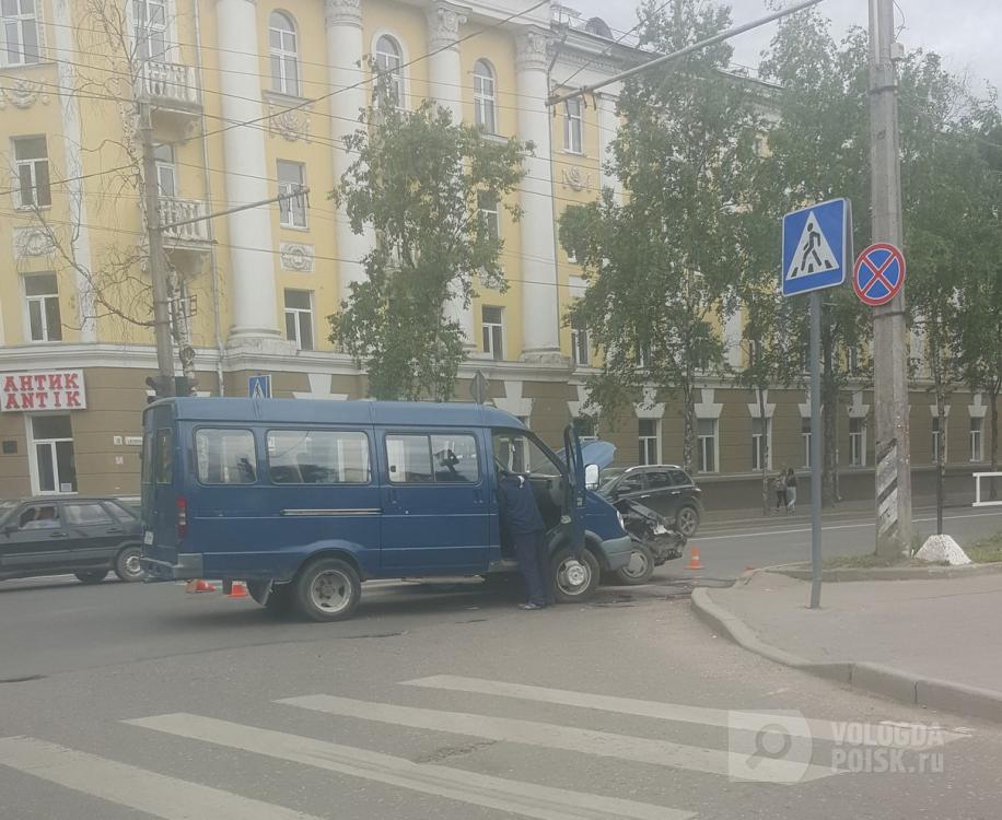 В Вологде в пятницу днем на перекрестке Мальцева-Октябрьская произошло ДТП В Вологде в пятницу днем на перекрестке Мальцева-Октябрьская произошло ДТП