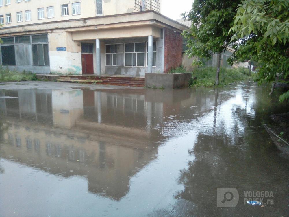 Коммунальщики откачивают воду с улиц города после проливных дождей Коммунальщики откачивают воду с улиц города после проливных дождей
