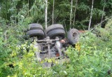 В Белозерском районе грузовик КАМАЗ вылетел в кювет из-за лопнувшего колеса