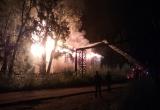 В Великом Устюге пламя уничтожило бывшее здание конторы судоремонтного завода