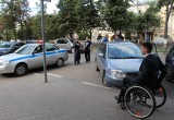 В Вологде машины с парковок для инвалидов увезли на эвакуаторе