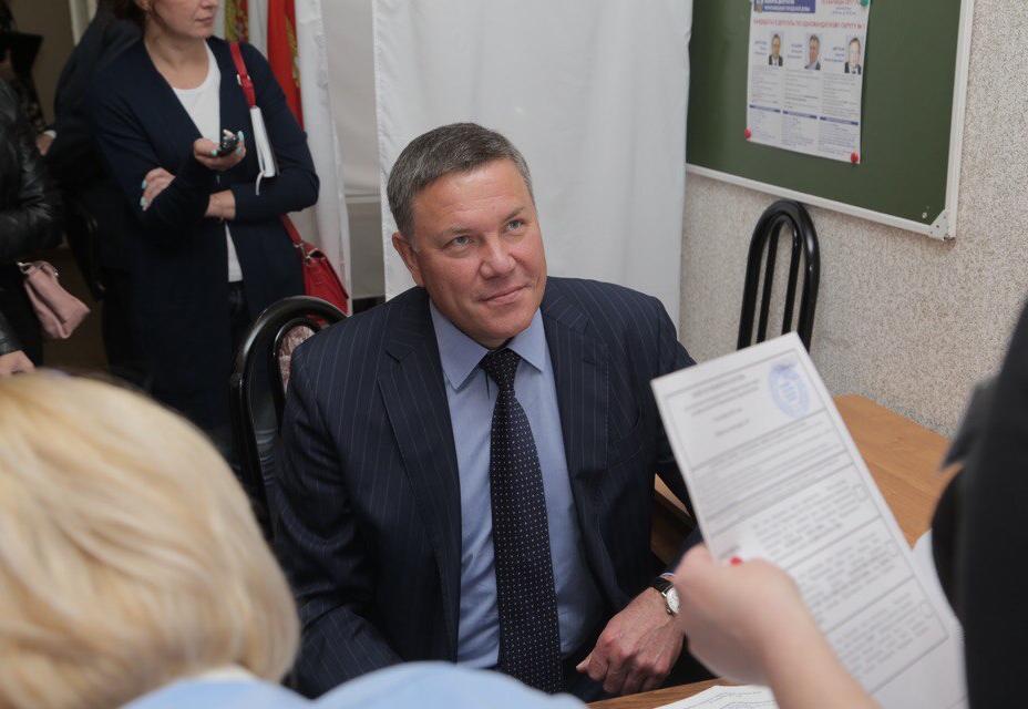 Губернатор Олег Кувшинников досрочно проголосовал в Череповце