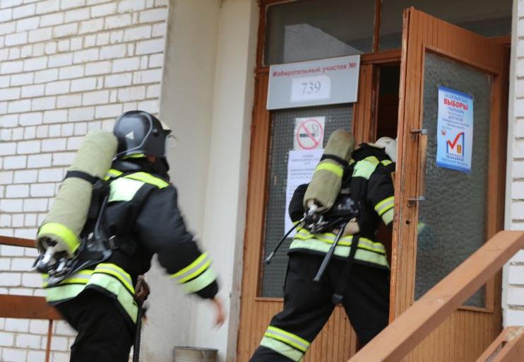 Вологодские пожарные «набивают руку» на избирательных участках