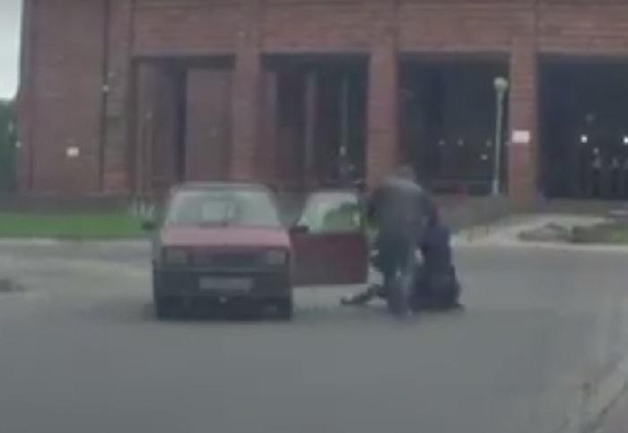 В Череповце подрались водитель и пешеход, полиция ведет проверку (ВИДЕО)