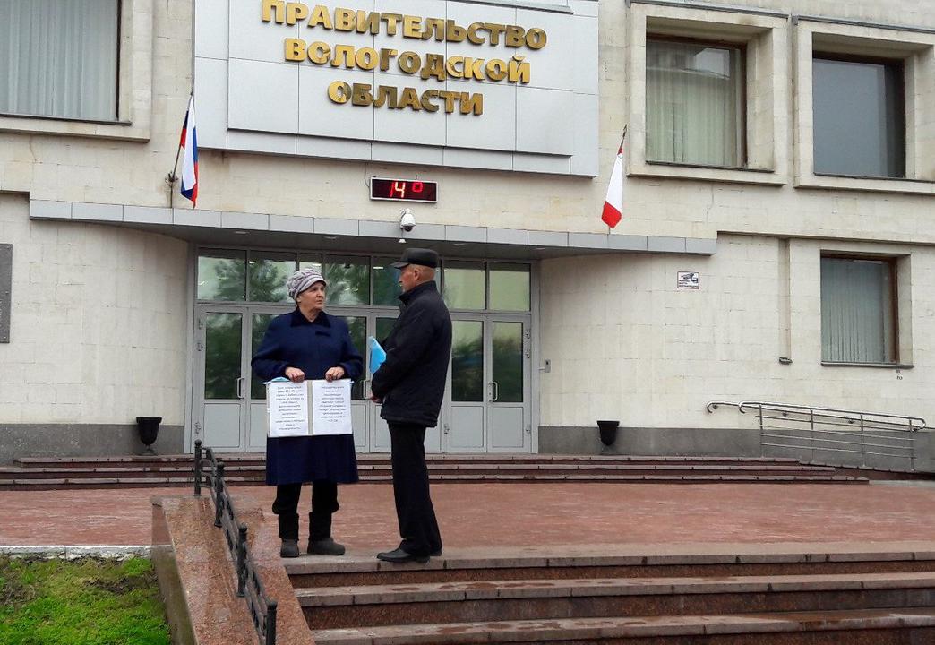 Обманутые дольщики снова вышли на пикет к зданию Правительства области