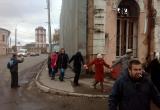 Вологжане обняли разрушающееся здание бывшего спорткомплекса «Труд»