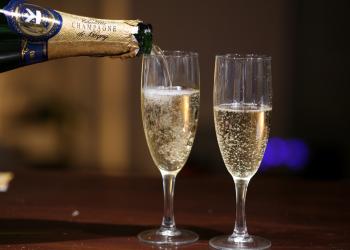 Как и с чем подавать шампанское в Новый год?