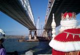 Российский Дед Мороз взмахнул волшебным жезлом над Крымским мостом