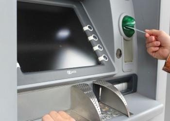 Будьте осторожны, совершая операции через банкомат!