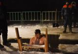 Сегодняшней ночью около 700 вологжан окунулись в крещенскую купель в Прилуках