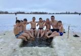 Фото и видео детей, купающихся в ледяной воде, возмутили пользователей соцсетей