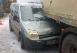 Женщина на минивэне въехала под грузовик в Череповце, травмирована пожилая пассажирка