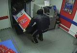 В Вологде двое в масках попытались украсть платежный терминал