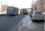 В Череповце столкнулись автовышка и автобус с 30 пассажирами