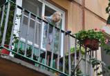 Трое малышей едва не выпали с балкона пятого этажа в Череповце 