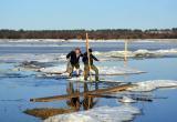 Жители Великоустюгского района рискуют жизнью на льду Малой Северной Двины (ВИДЕО) 