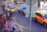 В центре Москвы таксист въехал в толпу: семь человек пострадали (ВИДЕО)