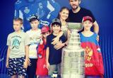 Чемпион мира по хоккею Александр Овечкин показал юным хоккеистам из Вологды свой…Кубок Стэнли