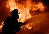 Ночью в Вологде горел магазин автозапчастей: 24 спасателя тушили пожар