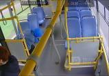 В Череповце престарелая пассажирка перепутала салон автобуса с туалетом (ВИДЕО) 