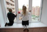 В Череповце трое детей гуляли по подоконнику 9 этажа за открытым окном 