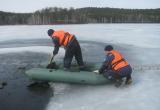 Бедняга застрял во льдах: спасатели вытащили вологодского рыбака, вышедшего на резиновой лодке на воду из западни