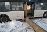 Пассажирский автобус врезался в столб ЛЭП в Вологде, уходя от столкновения с «Фордом» (ФОТО)