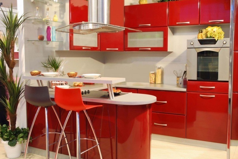 Кухня в алом: 5 дизайн-подсказок, как вписать красный цвет в интерьер кухни
