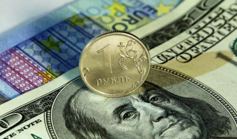 Перед рублем открылась перспектива попробовать на прочность уровень 63 за доллар