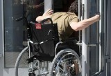 Штрафы до 100 тысяч рублей грозят за отказ обслуживать инвалидов или пенсионеров