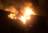 Трех человек спасли с ночного пожара в полузаброшенном доме в Соколе
