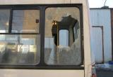 Не понравились замечания кондуктора. Пьяный мужчина разбил стекло в автобусе
