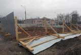 Ограда вокруг «Труда» в Вологде оказалась карточным домиком