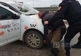 Мост ужасов: в Ярославле обезумевший пассажир набросился на водителя такси из Вологды с канцелярским ножом 