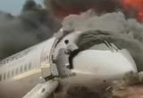 В интернете опубликовали фото пилота, который прорывается в горящий «Суперджет» в Шереметьево (ФОТО)