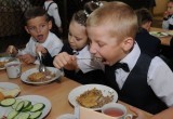 Путин предложил подумать, как увеличить число детей, питающихся в школах бесплатно