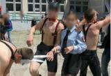 Выпускники школы устроили флешмоб в БДСМ-костюмах (ВИДЕО)