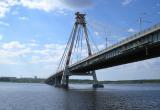Стоял за перилами: с Октябрьского моста сняли подростка