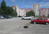 Незаконная автостоянка организована на месте будущего детсада в Череповце