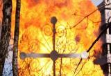 В Вашкинском районе загорелось кладбище