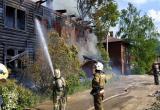 Пожарные спасли трех человек из загоревшегося деревянного доме на Набережной VI Армии в Вологде