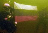 Водолазы из спасательного центра «Вытегра» под водой Онежского озера развернули флаг России