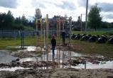 И так сойдет: в Белозерском районе детскую площадку установили в грязи